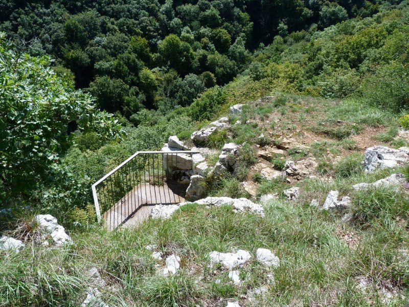 Plate-forme-entrée-Trou-du-Duc
Vue de la plate-forme métallique surmontant l'entrée, depuis le sentier Fichier manquant