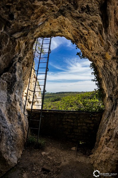 Trou-du-Duc-porche-depuis-intérieur
La galerie, légèrement retravaillée (traces de barre à mine) est équipée avec un mur pare-homme au droit de la falaise. La vue s'étend vers les combes Pertuis (au pied de l'entrée) et de la Serre plus loin, et vers le plateau des Hautes Côtes de Nuits-St-Georges.
Fichier manquant