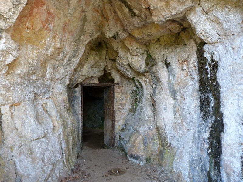 Trou-du-Duc Aménagement intérieur
Depuis le porche, vue sur la porte métallique séparant les 2 parties de la galerie. Cette porte a rendu la grotte habitable durant plus d'une année par Louis ROUX (qui y avait fait descendre l'harmonium dont il aimait jouer).
Fichier manquant