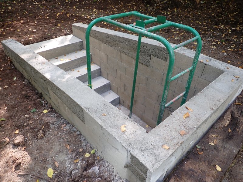 Photo CDS 21 : Réaménagement de l'entrée.
La Combe de Nonceuil est desservie par un chemin privé fermé par une barrière à environ 1 km du Puits : les propriétaires de parcelles forestières et l'O. N. F. sont les seuls à disposer de l'entière liberté d'accès à la combe. L'accès au puits a été entièrement refait par une équipe inter-clubs du CDS 21 en 2025.
Fichier manquant