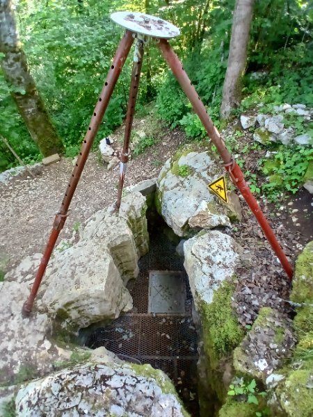 Entrée du Gouffre des Fraisiers (Francheville)
Environ 5 m plus haut que le talweg, rive gauche du vallon de Francheville. Le puits a été vidé et agrandi par le S. C. Abîmes (Issy-les-Moulineaux). La pose de la grille est le fait des Fichier manquant