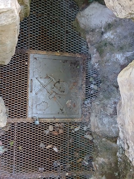 Détail de la grille de fermeture du Gouffre des Fraisiers
Grille placée à 2 mètres sous le bord du gouffre.
Fichier manquant