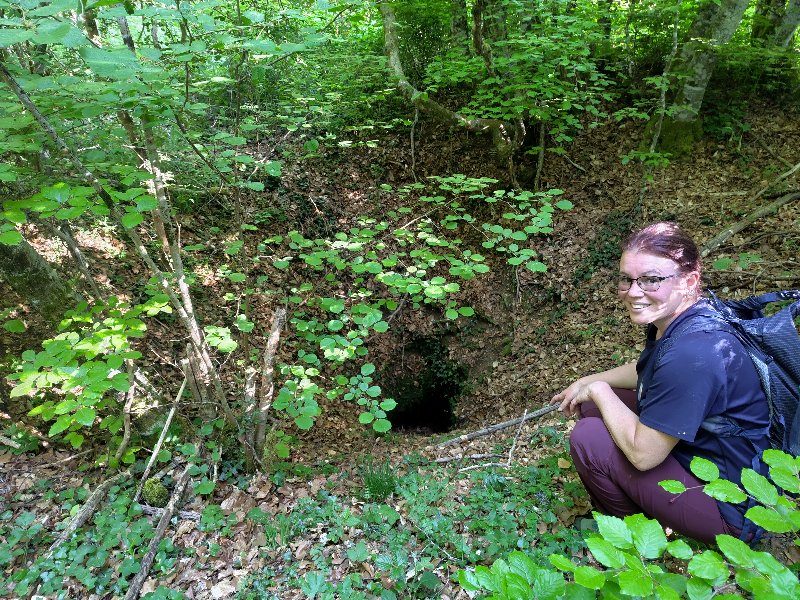 Entrée du Potu
Photographie du cône donnant accès à la cavité, aux parois pentues, avec une Isabelle Rixens pour donner l'échelle.
Fichier manquant