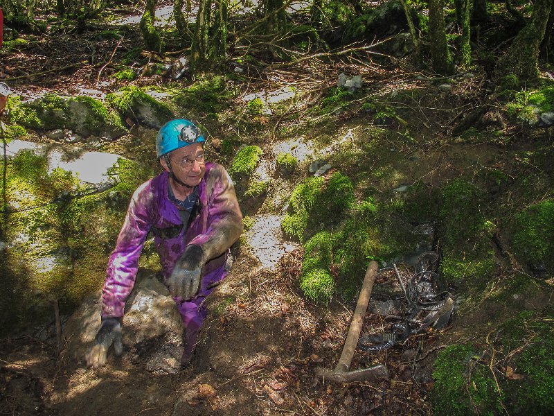 Entrée PH 53, méandre des Labasses
Jean-Claude Mengelle à la sortie de la cavité.
Fichier manquant